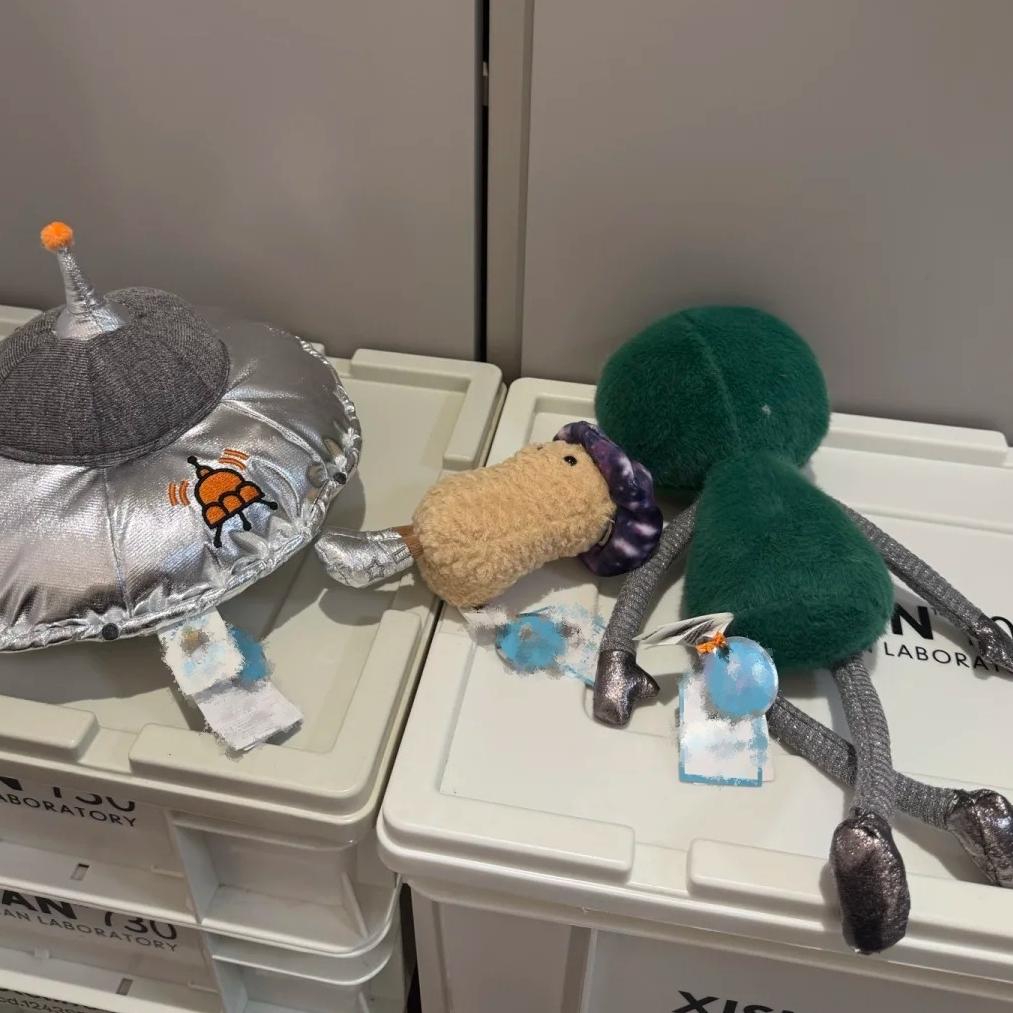 Peluche Espace Mignonne Alien Vert Souriant Soucoupe Volante Argentée Poupées Extraterrestres Douces Remplies Cadeau Adorable pour Fans de Science-Fiction Décoration de Maison