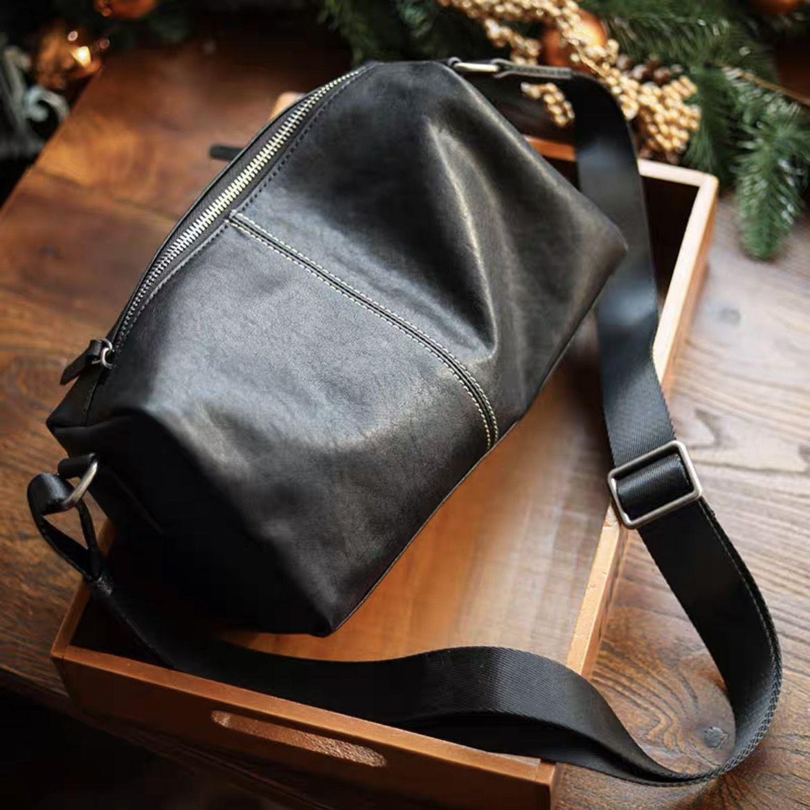 

New men s commuter shoulder messenger bag light soft leather bag small bag simple men s bag high-end pillow bag Reissue the crossbody belt (no bag) чорний