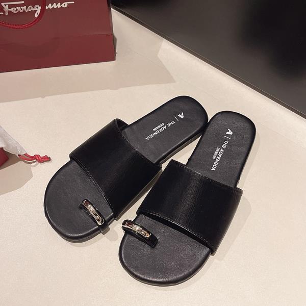 Fashion Rubber Flip Flops Shoes Woman 2025 Slippers Casual Shale Female Beach Pantofle Rivet Hawaiian Luxury Sabot Soft Flat New Slides