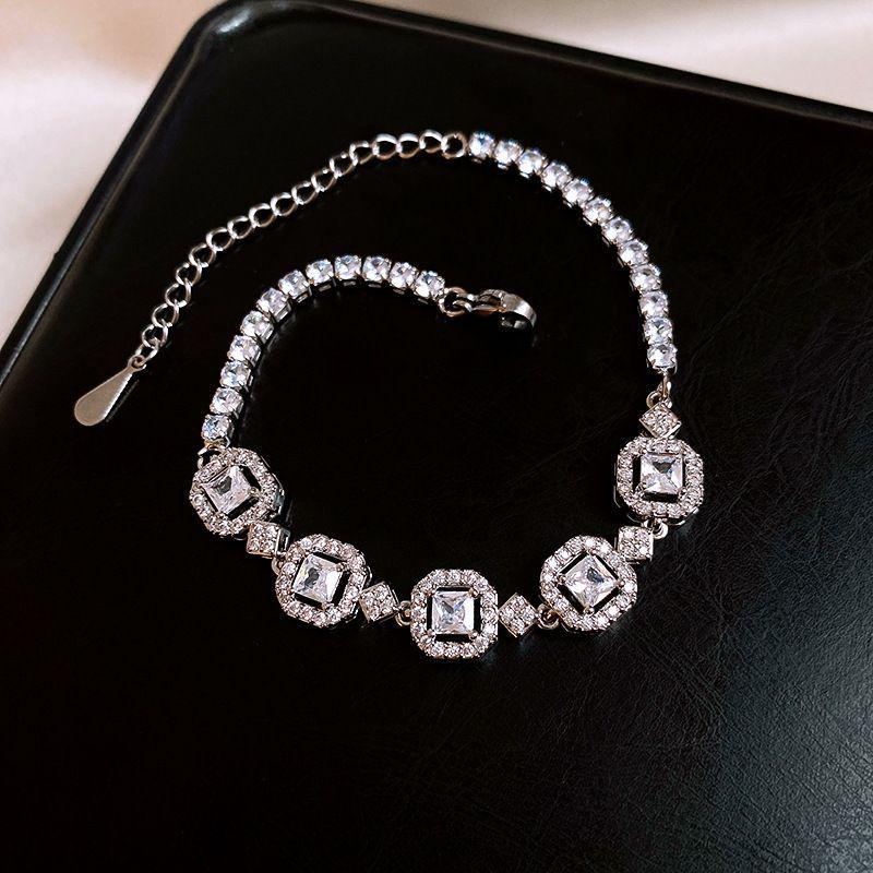2025 Neues quadratisches Zirkonia-Armband: Elegante Luxus-Handkette für Damen