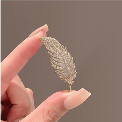 Creative Gold Color Feather Brooch Ladies Dinner Suit Corsage Pin Silk Scarf Buckle Anniversary Gift