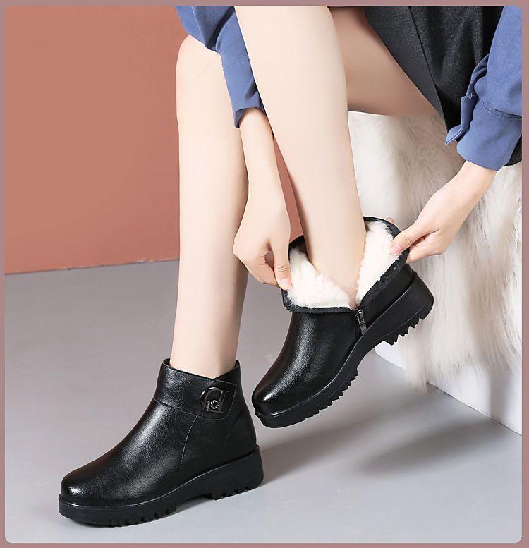 2025 Damenstiefel aus weichem Leder, mit Fleece gefüttert, verdickte flache Sohle, für Frauen mittleren und höheren Alters, Baumwollschuhe für Damen, weiches Leder, Plüsch, modische Stiefel für Damen