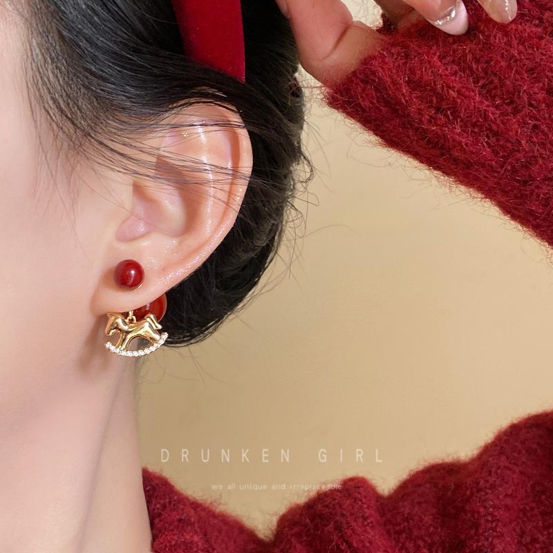 Natal love beans, Hong Kong style red pony earrings women's autumn and winter retro unique and beautiful stud earrings New Year's natal earrings