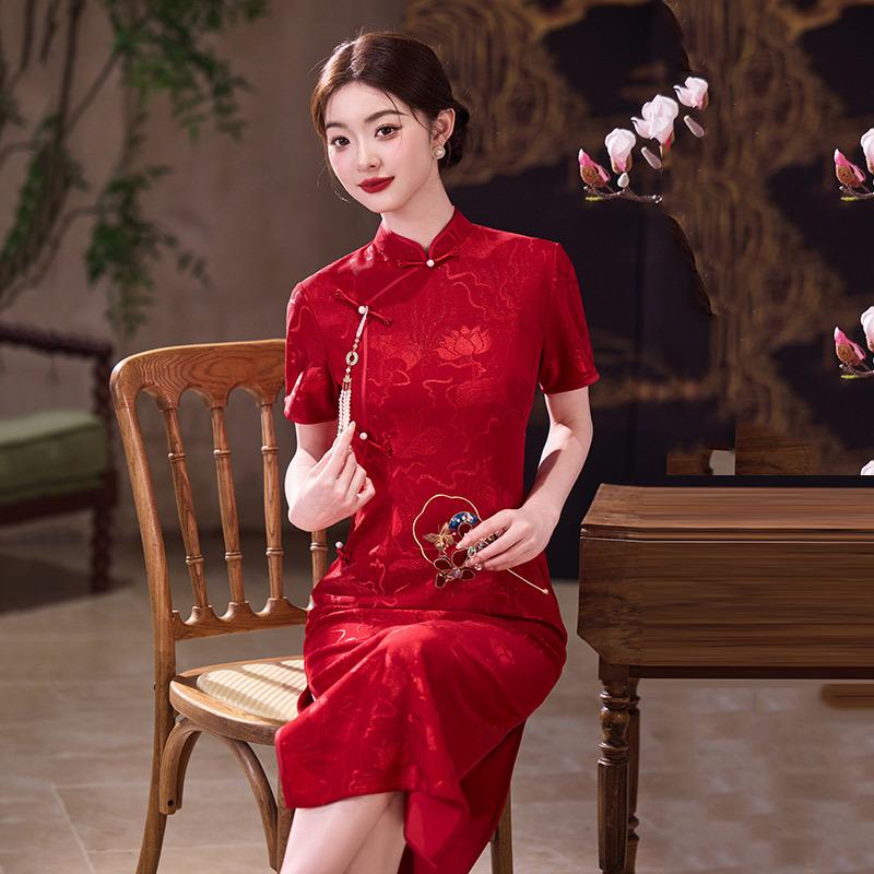 Kırmızı cheongsam geliştirilmiş genç kadınların üst düzey hissi yeni Çin gelin kadeh kaldırma kıyafetleri düğün düğün kıyafetleri nişan kıyafetleri