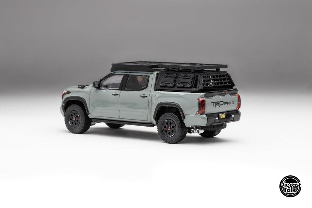 Skala GCD FREESTYLE Toyota Tundra TRD PRO Lunar Rock Custom Model DiecastTalk Bagażnik dachowy 1/64 (Zawiera i Akcesoria) DTG0023-LR