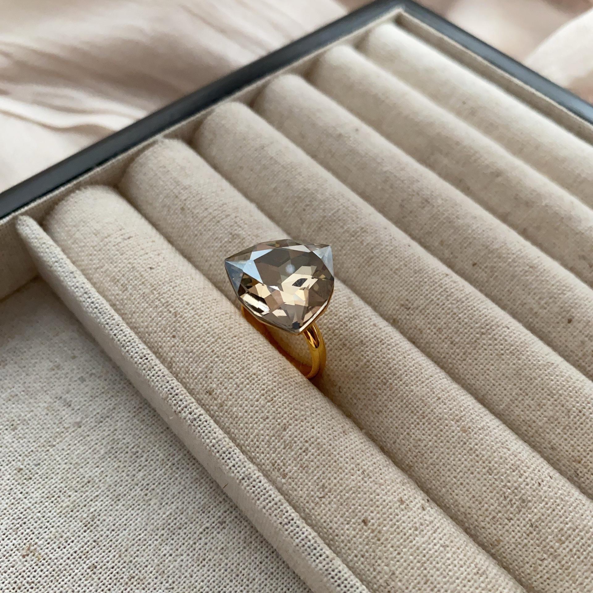 

Geometric zircon pendant, stud earrings, high-grade sweet and exquisite temperament, shining gorgeous ring earrings.