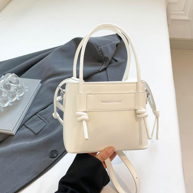 

French retro exquisite small square bag 2025 new niche shoulder messenger bag high value fashion hand carry women s bag белый