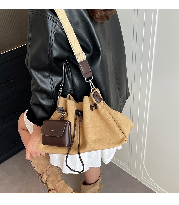 2026 Trendige Damen Canvas Umhängetasche mit großem Fassungsvermögen - Modische Kordelzug-Pendler-Schultertasche