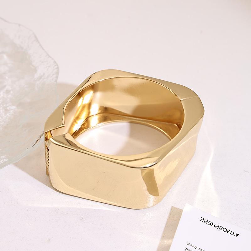 Retro Metal Square Bracelet for Women: Stylish and Smooth Spring Bangle with European and American Ins Flair