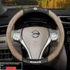 Auto-Lenkradbezug mit geprägtem Muster und Carbonfaser-Textur für Rogue Murano Pathfinder Kicks Armada Patrol
