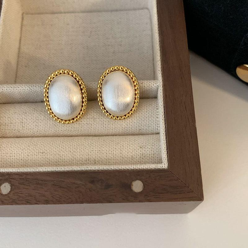 French Retro Brushed Love Oval Metal Stud Earrings Women'S Light Luxury Elegant Fashion Temperament Versatile Earrings