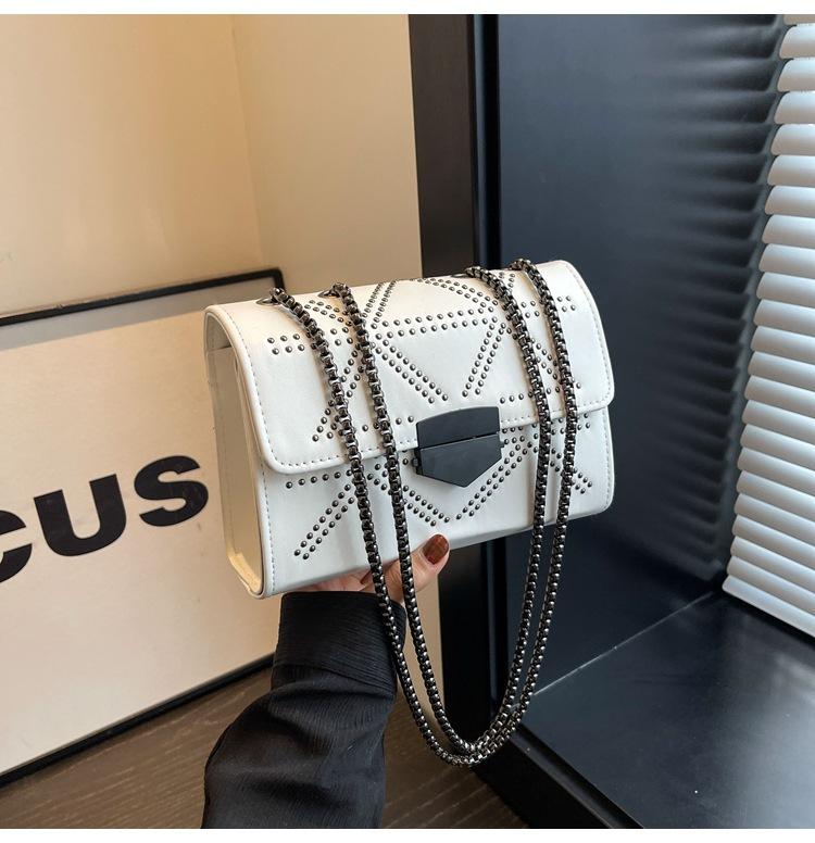 

Клепки бриллиантовая цепочка простой новый зимний тренд однотонный повседневный замок на одно плечо кроссбоди маленькая квадратная сумка белый