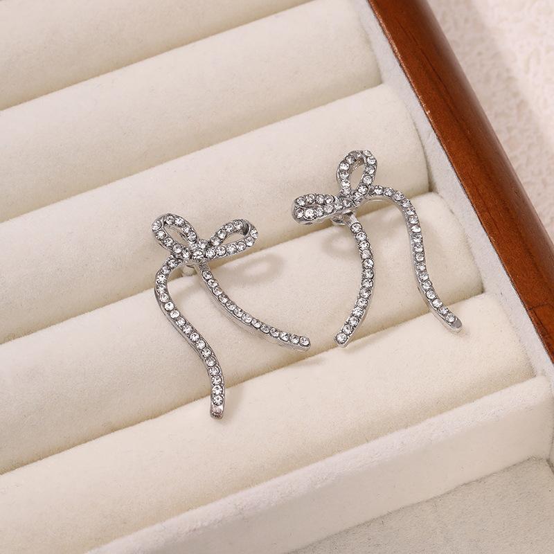 Akcesoria niszowe kolczyki sztyfty z metalową kokardką ins eleganckie modne wszechstronne kolczyki kobiety