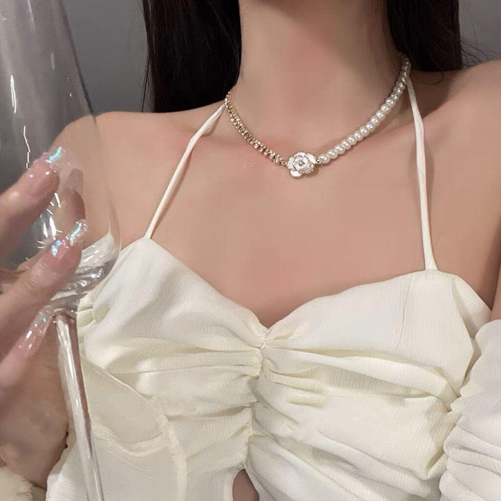 

Французское ретро колье-чокер на ключицу с камелией, жемчугом и цирконом - Элегантный летний дизайн для женщин