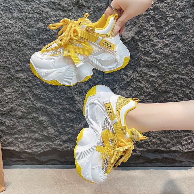 Kleiner Mann trägt Plateau-Dad-Schuhe, Damen-Schnürsenkel neu, modische und bequeme Freizeitschuhe, trendige Sportschuhe