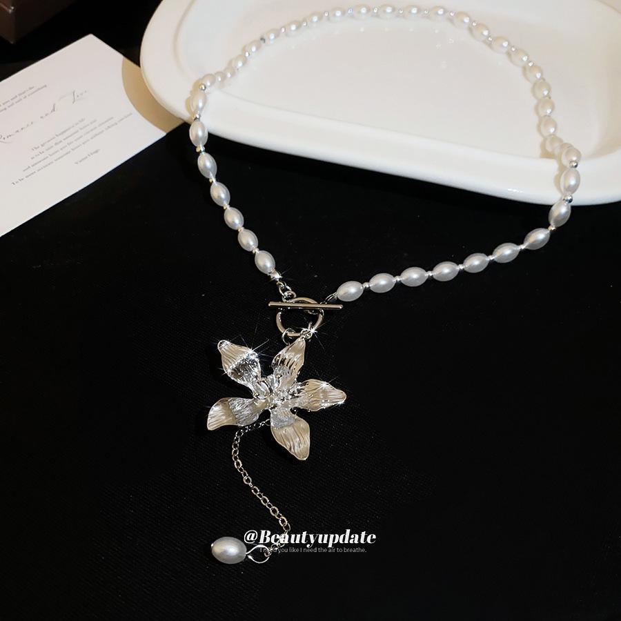 Retro Pearl Beaded Metal Pleated Flower OT Buckle Necklace Premium Niche Temperament Clavicle Chain Jewelry