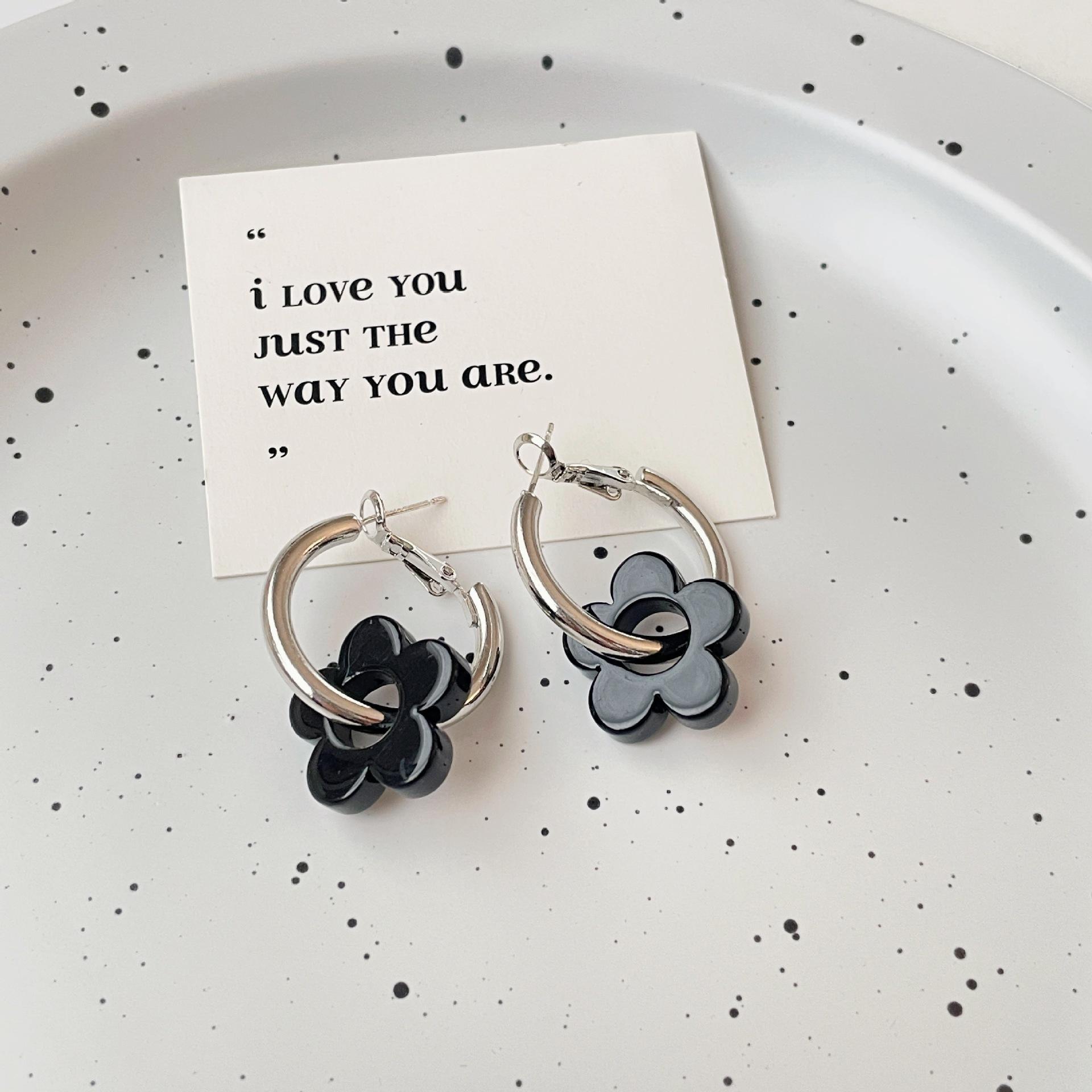

Retro French Hepburn Black Flower S925 Silver Earrings – Sweet, Cool Metal Hoops, Ins Style