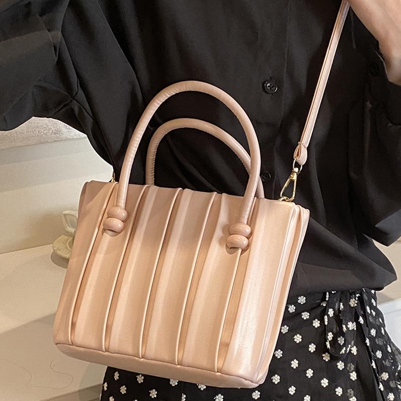 Korean version ins solid color pleated handbag bag women's 2025 autumn new foreign style casual one shoulder messenger tote bag