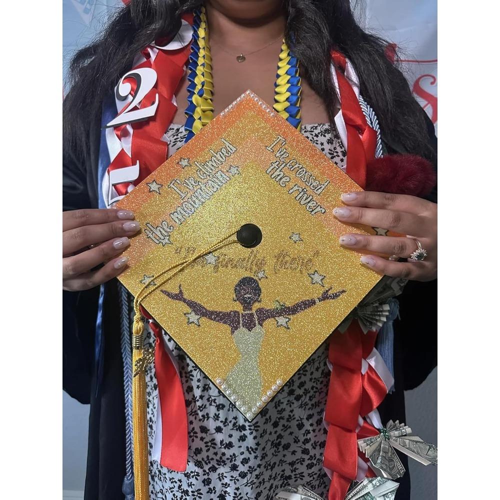 10 borlas doradas elegantes para graduación 2026 con dije del año y fecha para birrete de graduación.