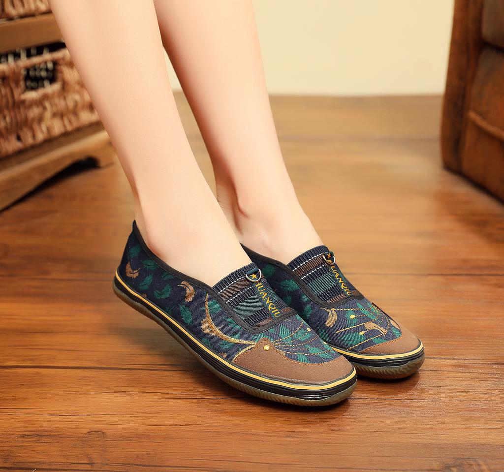 2025 spring and autumn new old Beijing cloth shoes women's field shoes middle-aged and elderly mother shoes one-pedal labor shoes