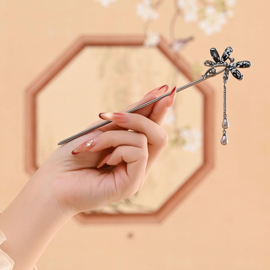 Vintage Butterfly Flower Tassel Hairpin for Qipao and Hanfu - Alloy Buyao Hair Accessory for Women