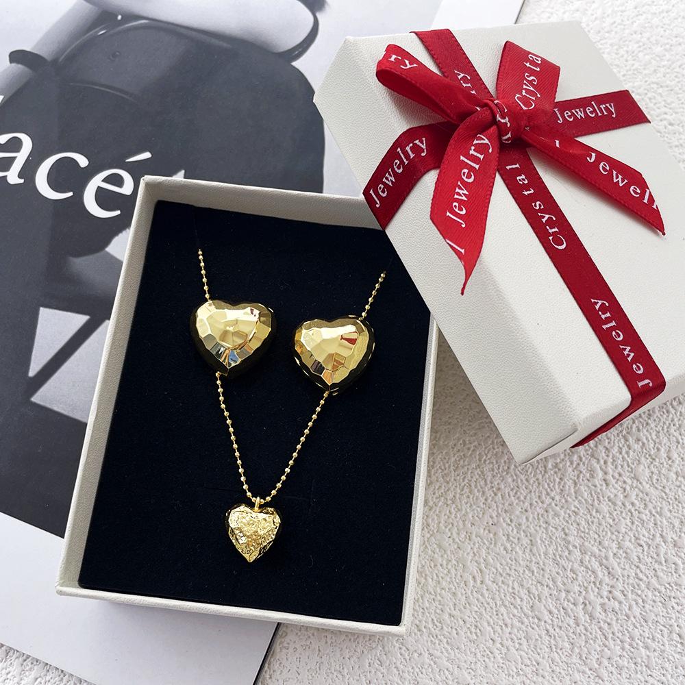

Retro Embossed Peach Heart Pendant Minimalist Necklace Set for Women