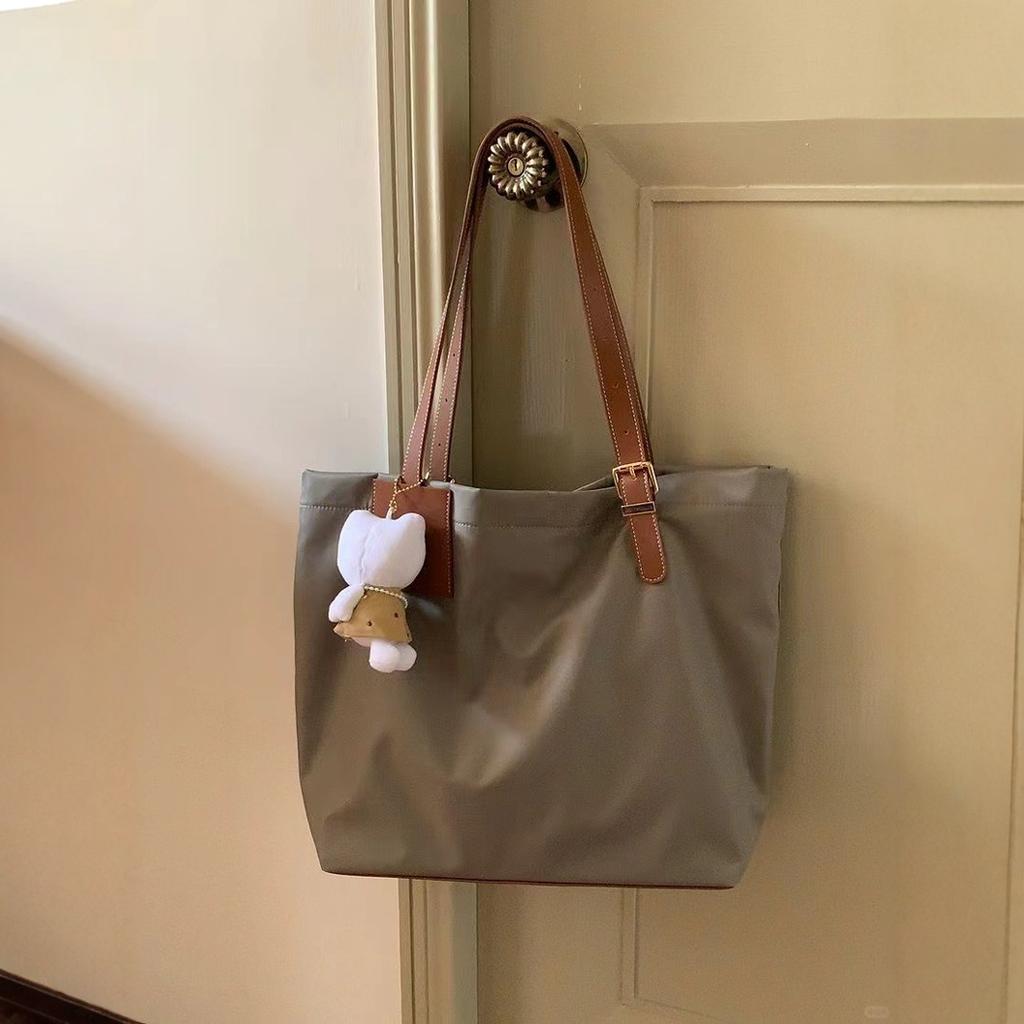 2024 Korean version of large-capacity nylon cloth bag, simple and lightweight tote bag, women's casual commuter underarm shoulder bag.
