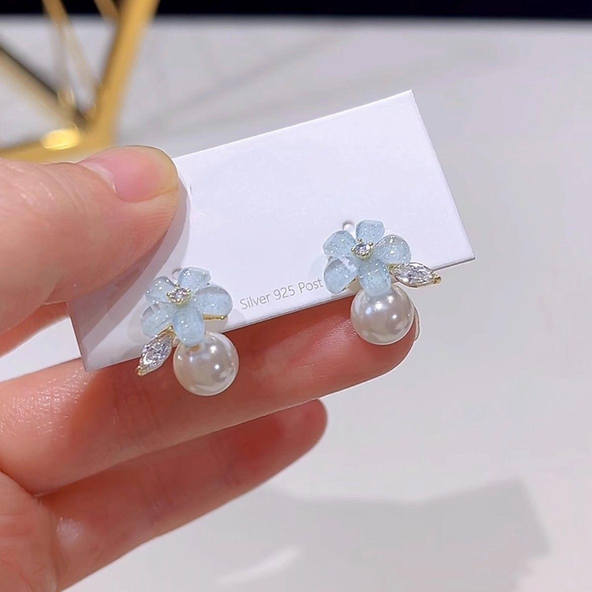 

Серьги-гвоздики с цветами из смолы и жемчугом, модные, маленькие, свежие, милые, легкая роскошь, универсальные, с темпераментом, женские