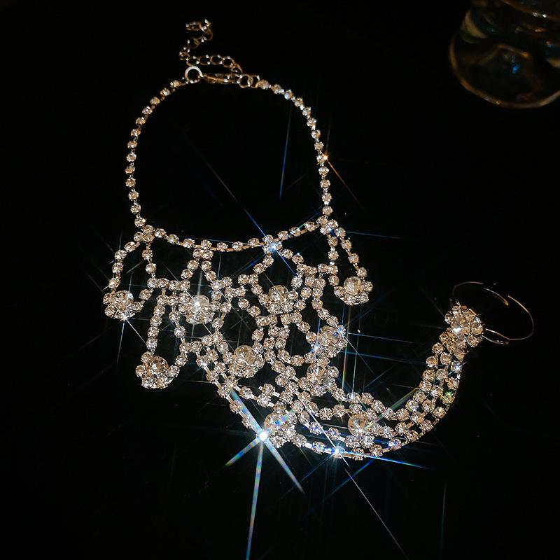 Französisches Armband mit eingelegten Diamanten und runder Schnalle - Retro-Hofstil, Luxuriöses Herbst-/Winterarmband