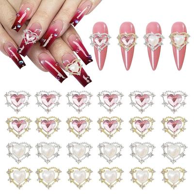 Arte de uñas 520 para el Día de San Valentín: Accesorios Rojos y Rosas con Pedrería en Forma de Corazón.