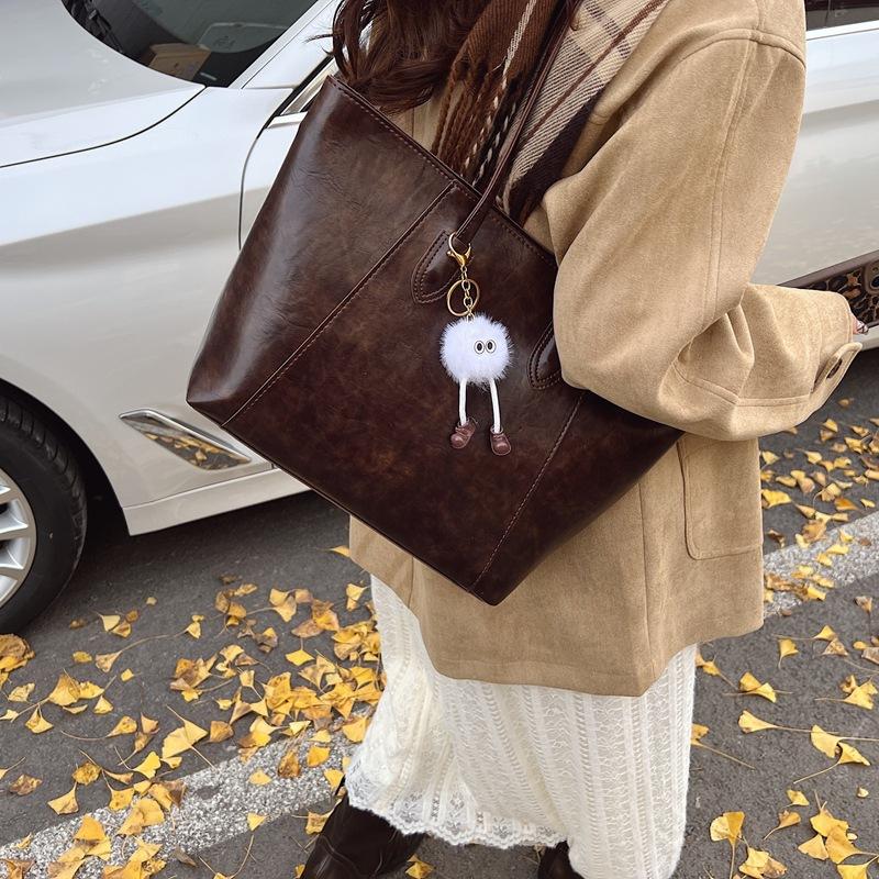 

Fashion retro large-capacity handbag 2025 winter new casual simple shoulder bag commuter versatile tote bag 41*11*26 темно-коричневого
