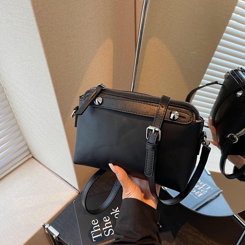 

Popular portable small bag women s autumn new fashion retro shoulder bag commuter messenger small square bag чорний