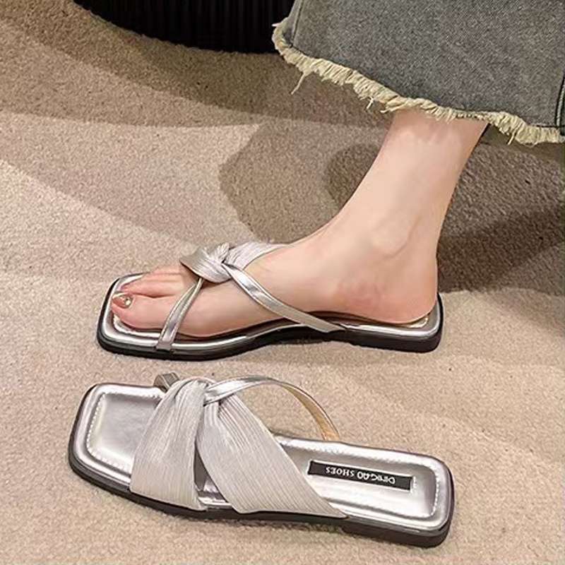 

Однословные тапочки женские летние 2025 удобные новые нишевые высококлассные французский стиль с юбкой сандалии маленький ароматный стиль 40 серебряный
