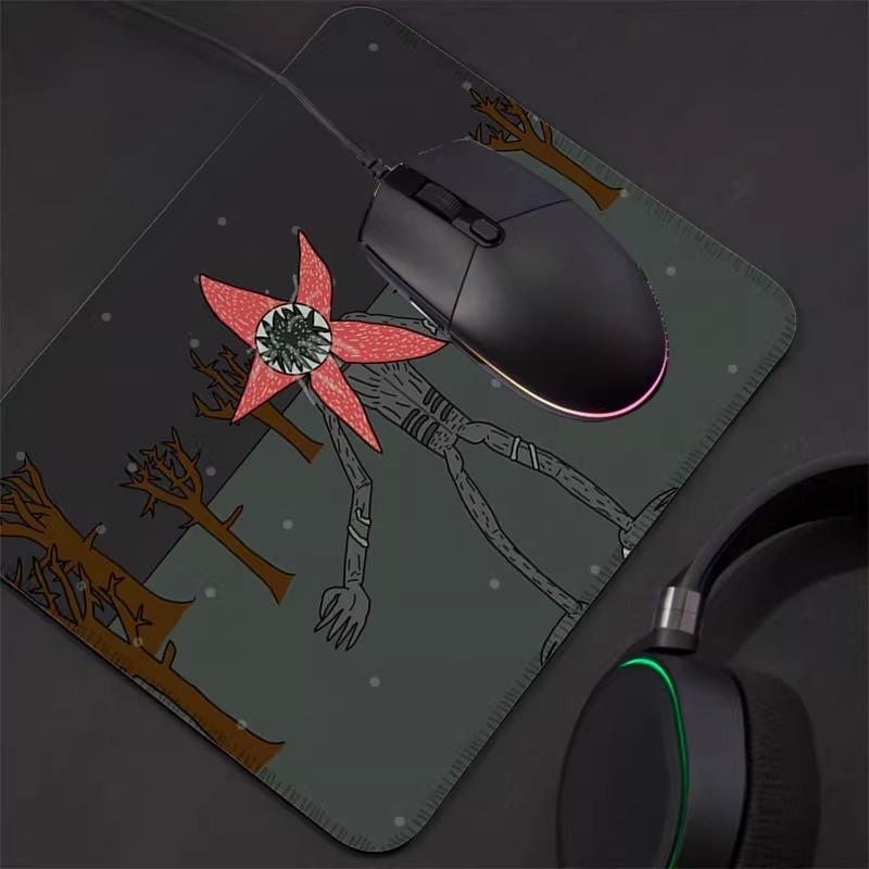 Stranger Things Amerikanisches Drama Peripherie Leder Mauspads Klein Schreibtisch Tischunterlage Randverriegelung Rutschfestes Mauspads Stranger Things Kreatives Mauspads