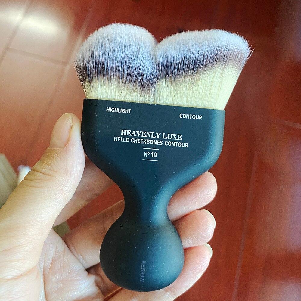 

Кисть для макияжа Heavenly Luxe Hello Cheekbones Contour Brush #19 — портативная кисть для пудры и крема уникальной формы, скульптурирующая косметическая кисть