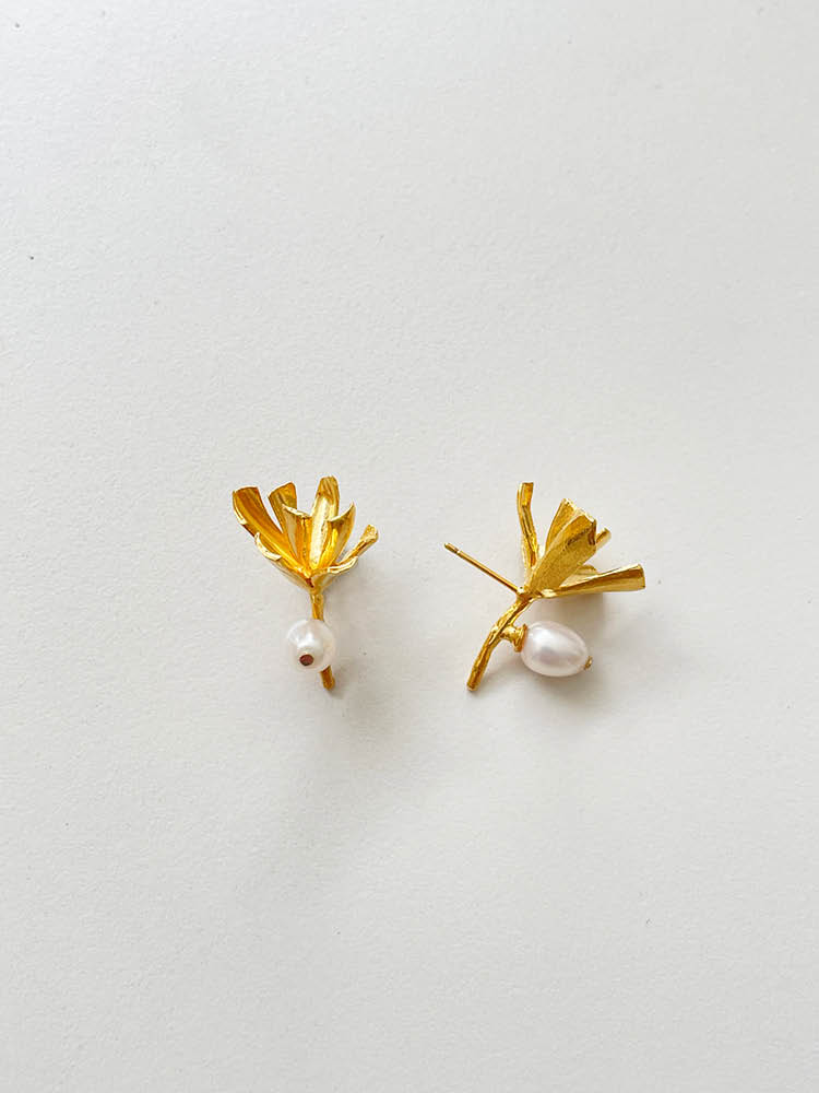 Elyona Une Fluer Gold Pearl Flower Earrings