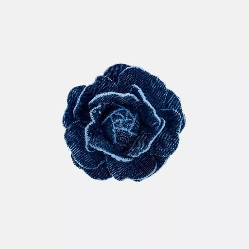 Retro denim fabric camellia brooch high-end three-dimensional white small fragrant brooch elegant accessories