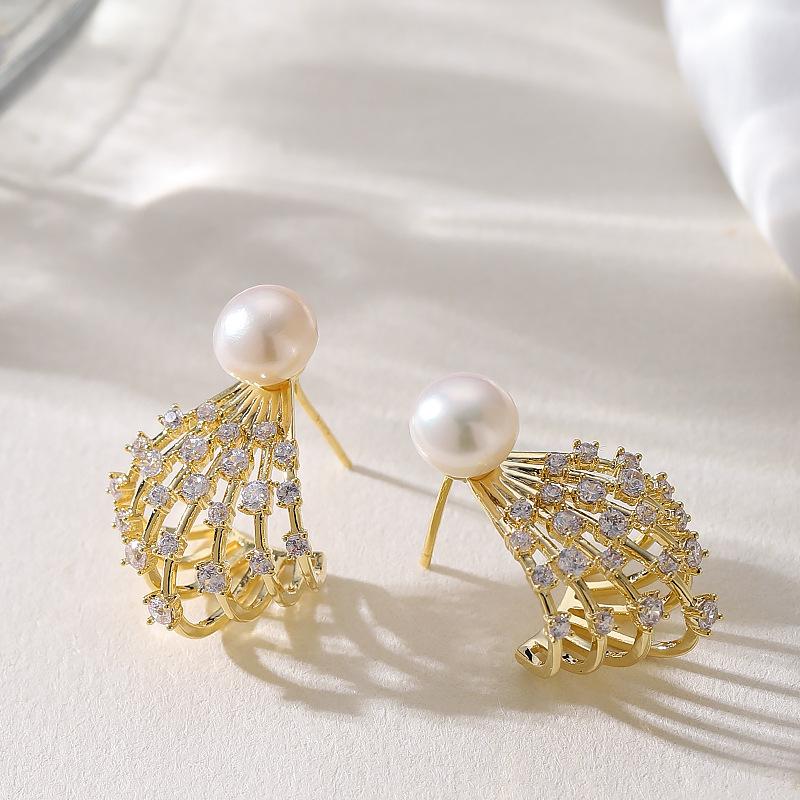 Stylish and exquisite design sense, bright and round Shijia pearl stud earrings, earrings, temperament, senior earrings, vacation style accessories