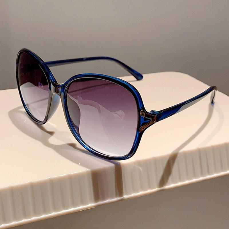 Butterfly Big Frame Sunglasses Women For Female Vintage Elegant Sun Glasses Luxury Brand Designer Punk Popular Rivet Eyeglasses