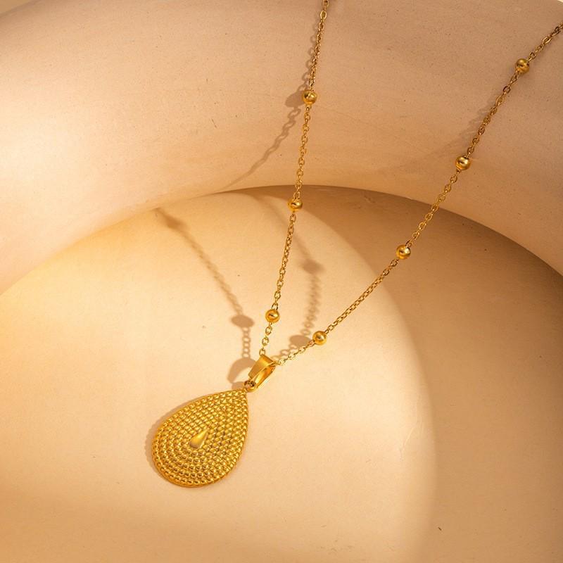 High-End Heart & Geometric Titanium Steel Clavicle Necklace for European & American Markets