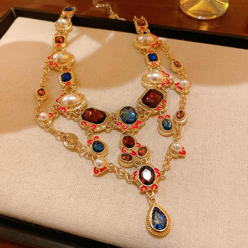 GemChic Dámský Retro Perlový Visací Křišťálový Náhrdelník na Klíční Kost Náušnice Dvou dílná Sada Nádherné Šperky Dárek k Narozeninám Vánocům