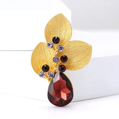 Creatieve Retro Strass Mat Goud Drie Bladeren Broche Temperament Veelzijdige Dameskleding Corsage Sieraden Pin