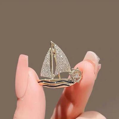 Vlotte Vaart Ekster Broche: Elegante Zeilboot Speld voor Mannen & Vrouwen, Perfect voor Kostuum Corsages.
