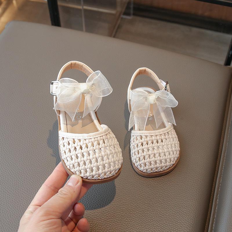 2026Neue Mädchensandalen, geschlossene Sandalen, Babyschuhe, modische Kinderschuhe mit Schleife, atmungsaktive Strandschuhe