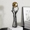 Metalen Handwerk Abstract Portret Beeldje Gouden Bal-knuffelend Figuur Metalen Ornament Metalen Beeldje Woondecoratie Accessoires