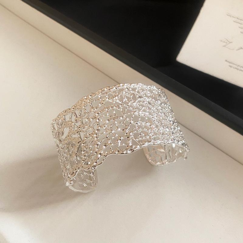 Women's High-End Openwork Bangle: Exquisite, Versatile Autumn/Winter 2025 Fashion Jewelry