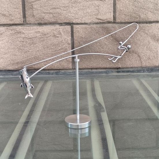 Scultura del Pescatore in Equilibrio Statuetta Artistica del Pescatore Arte Cinetico Equilibrio Fisico Pescatore in Metallo Giocattolo da Scrivania Decorazione da Scrivania