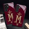 Goldene Krone Buchstabe M Muster Glas Handyhülle für Samsung galaxy S26 S25 S24 S23 S22 S21 S20 FE Ultra Plus 5G sturzsichere Rückabdeckung