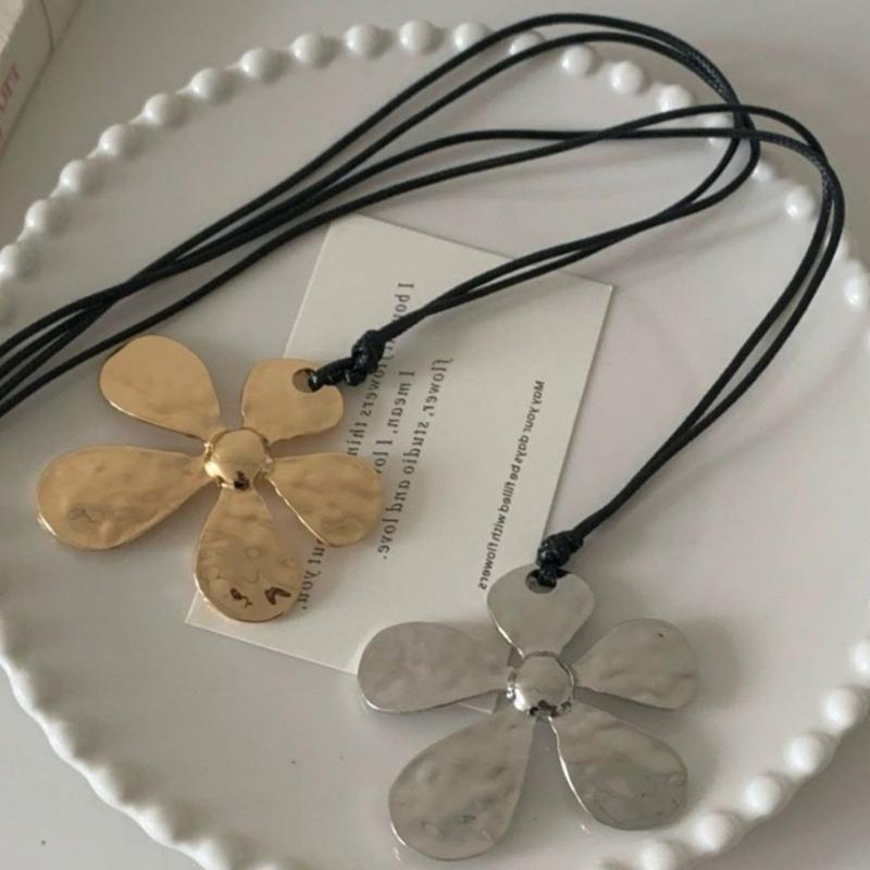 Stylish Blossom Charm Textured Flower Pendant Necklace Elegant Floral Clavicle Chain for Parties Women Accessory