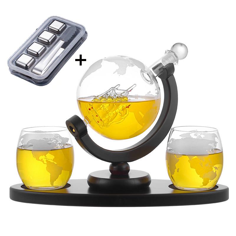 Whiskey Dekanter Set - Geätztes Weltkugel-Design mit Holzsockel & 2 Gläsern Getränke Likör Spender - Geschenkset für Männer